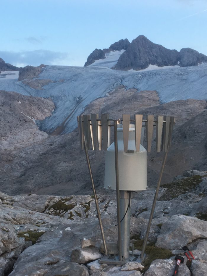 Installation Regenmesser bei der Simonyhütte