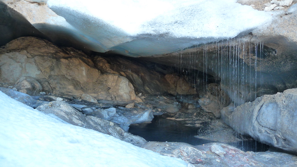 Schmelzwasserhöhle unter dem Eis des Hallstätter Gletschers.