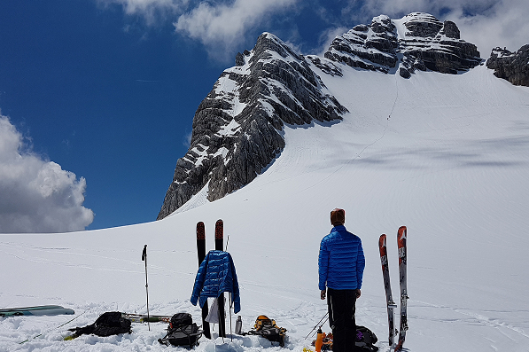 Blick auf den Hallstätter Gletscher mit einer Person im hochalpinen Gelände.