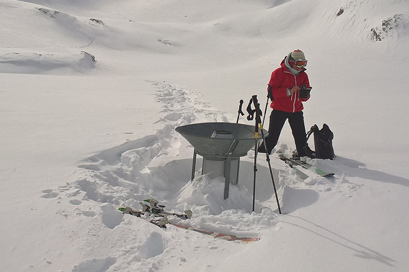 Messungen der Schneedecke am Hallstätter Gletscher im Rahmen der Gletscherforschung.