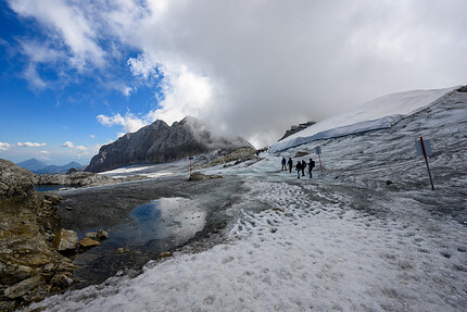 Der Weg über den Hallstätter Gletscher führt zur Dachstein Bergstation und macht den Wandel der Gletscherlandschaft sichtbar.